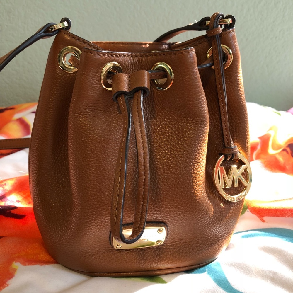 Michael Kors Crossbody Bucket Bag!
